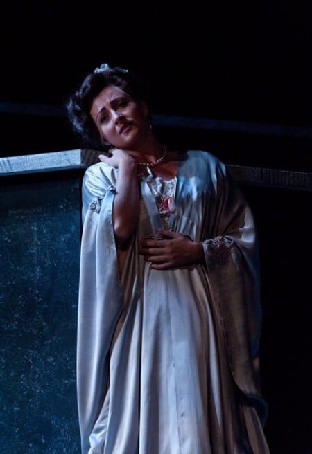 Laura Albino as Fiordiligi in Cosiì fan tutte